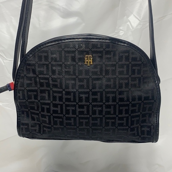 TOMMY Hilfiger Black Monogrammed Faux Leather Crossbody W Zipper Closure - Picture 1 of 8